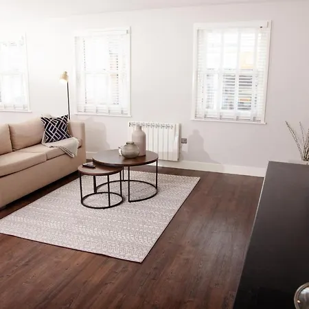 High Life Serviced - Old Town Apartment Swindon