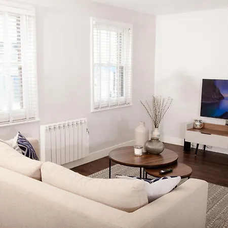 High Life Serviced - Old Town Apartment