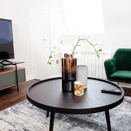 High Life Serviced - Old Town Apartment Swindon