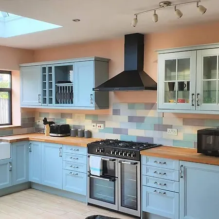 5 Bed, 2 Bath + Terrace, Garden & Parking *