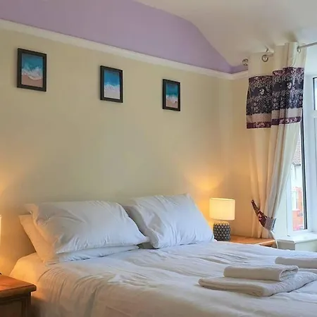 5 Bed, 2 Bath + Terrace, Garden & Parking Holiday home Swindon