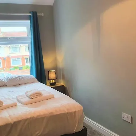 5 Bed, 2 Bath + Terrace, Garden & Parking Holiday home *