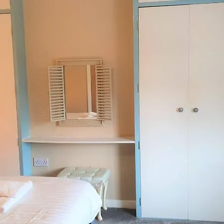 Holiday home 5 Bed, 2 Bath + Terrace, Garden & Parking