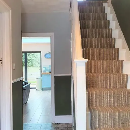 5 Bed, 2 Bath + Terrace, Garden & Parking * Swindon