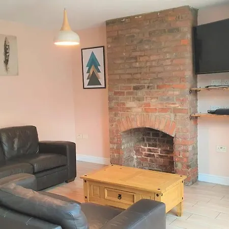 5 Bed, 2 Bath + Terrace, Garden & Parking Holiday home Swindon