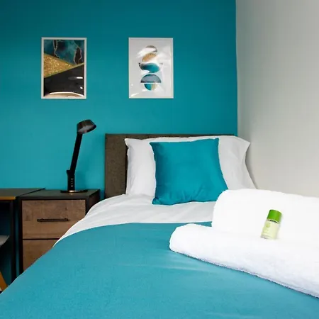 Gerard Walk - Spacious Home, High Speed Wi-fi, Free Parking, Garden