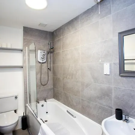 Gerard Walk - Spacious Home, High Speed Wi-fi, Free Parking, Garden Casa de férias *