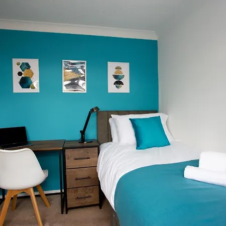 Gerard Walk - Spacious Home, High Speed Wi-fi, Free Parking, Garden Casa de férias