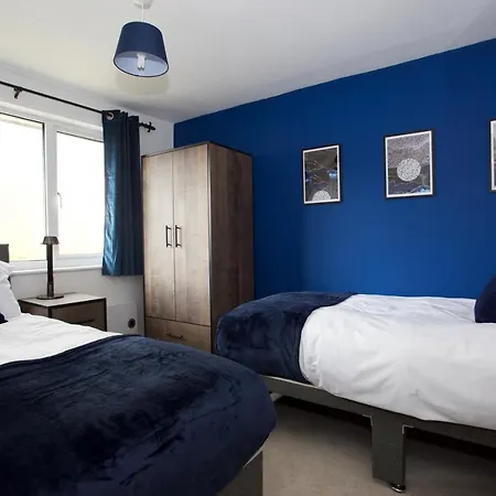 Gerard Walk - Spacious Home, High Speed Wi-fi, Free Parking, Garden Casa de férias