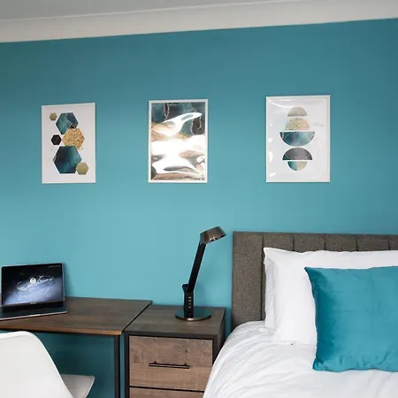 Gerard Walk - Spacious Home, High Speed Wi-fi, Free Parking, Garden *