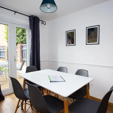 Gerard Walk - Spacious Home, High Speed Wi-fi, Free Parking, Garden Casa de férias Swindon