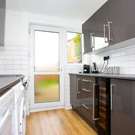 Gerard Walk - Spacious Home, High Speed Wi-fi, Free Parking, Garden