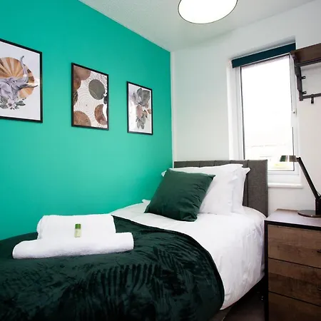 Gerard Walk - Spacious Home, High Speed Wi-fi, Free Parking, Garden