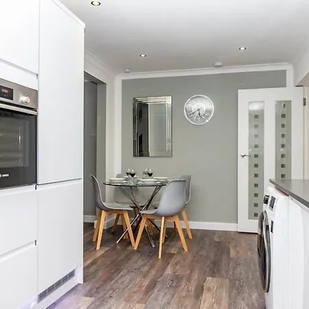 Inspiration By Olauda Sa - 3 Bed House With Free Parking Swindon