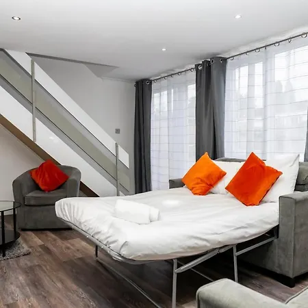 Apartment Inspiration By Olauda Sa - 3 Bed House With Free Parking Swindon
