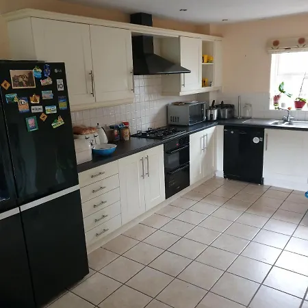 6 Deluxe Doubles 2 With En In Large House - No Pets Homestay
