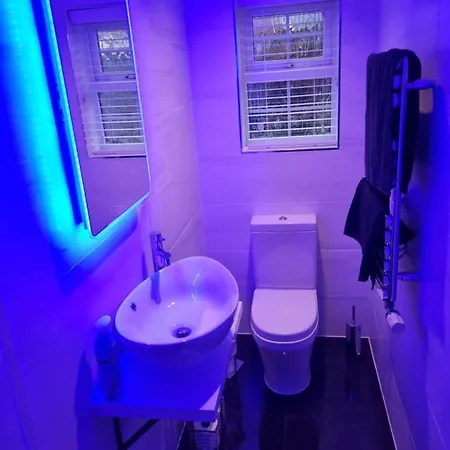 Homestay 6 Deluxe Doubles 2 With En In Large House - No Pets *