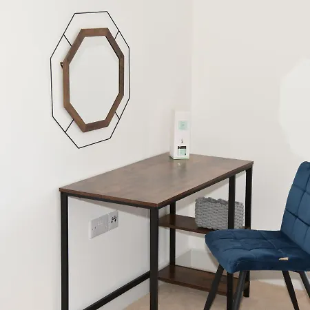 Apartment Fantastic 2 Dbl Bedroom Apt. Free Off-road Parking *