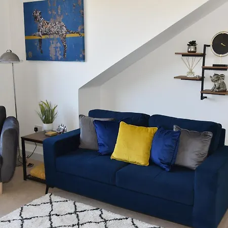 Fantastic 2 Dbl Bedroom Apt. Free Off-road Parking * Swindon