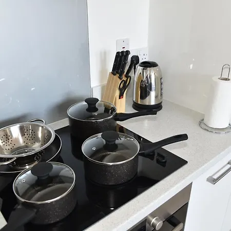 Fantastic 2 Dbl Bedroom Apt. Free Off-road Parking