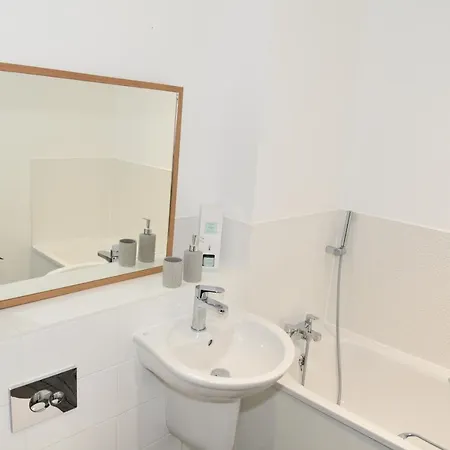 Apartment Fantastic 2 Dbl Bedroom Apt. Free Off-road Parking Swindon