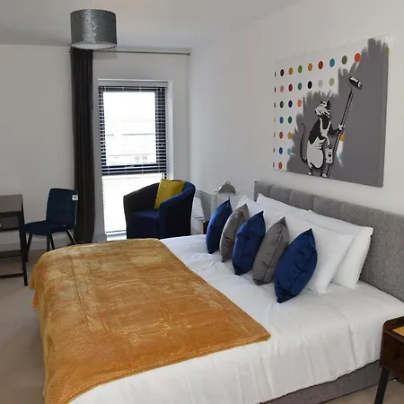 Fantastic 2 Dbl Bedroom Apt. Free Off-road Parking Apartment