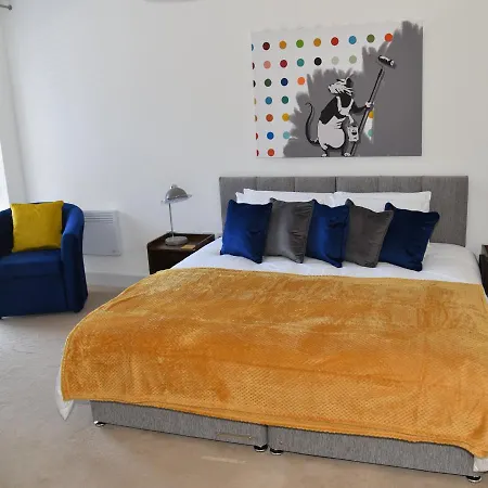 Fantastic 2 Dbl Bedroom Apt. Free Off-road Parking *