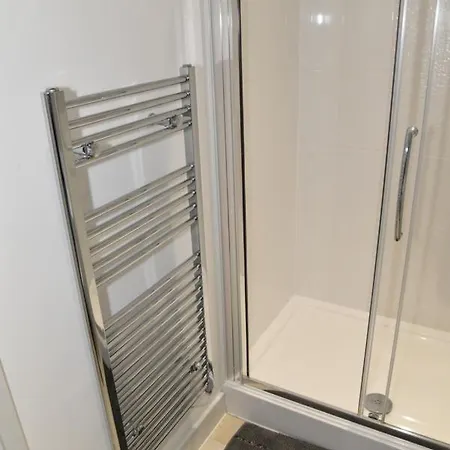 Apartment Fantastic 2 Dbl Bedroom Apt. Free Off-road Parking Swindon
