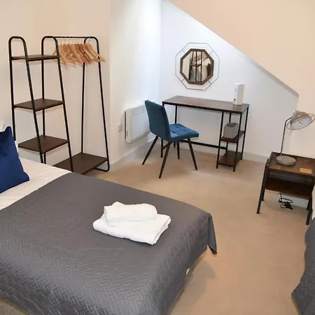 Fantastic 2 Dbl Bedroom Apt. Free Off-road Parking Apartment Swindon