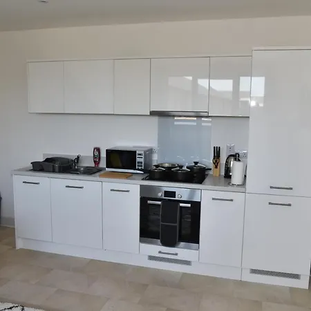 Fantastic 2 Dbl Bedroom Apt. Free Off-road Parking *