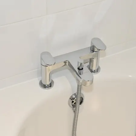 Fantastic 2 Dbl Bedroom Apt. Free Off-road Parking