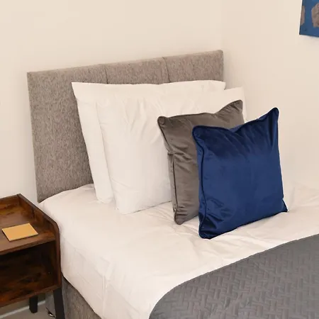 Fantastic 2 Dbl Bedroom Apt. Free Off-road Parking
