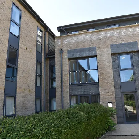 Fantastic 2 Dbl Bedroom Apt. Free Off-road Parking