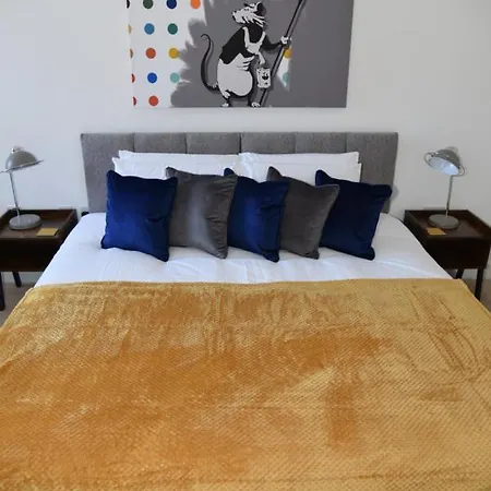 Fantastic 2 Dbl Bedroom Apt. Free Off-road Parking Apartment *