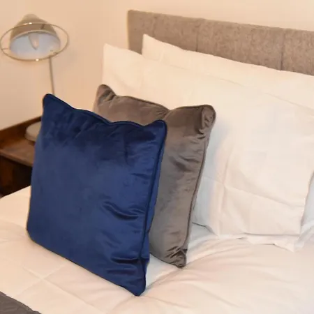 Fantastic 2 Dbl Bedroom Apt. Free Off-road Parking