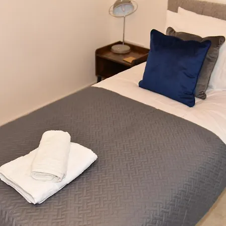 Fantastic 2 Dbl Bedroom Apt. Free Off-road Parking