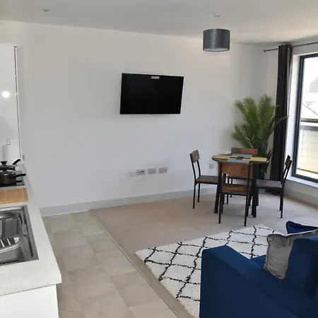 Fantastic 2 Dbl Bedroom Apt. Free Off-road Parking Apartment