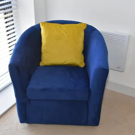 Fantastic 2 Dbl Bedroom Apt. Free Off-road Parking *