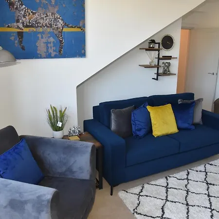 Fantastic 2 Dbl Bedroom Apt. Free Off-road Parking
