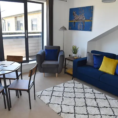 Fantastic 2 Dbl Bedroom Apt. Free Off-road Parking Apartment Swindon