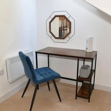 Fantastic 2 Dbl Bedroom Apt. Free Off-road Parking *