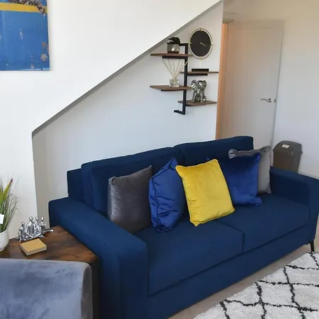 Fantastic 2 Dbl Bedroom Apt. Free Off-road Parking Swindon