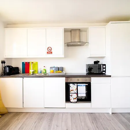 Springfield - Free Parking Apartment Swindon