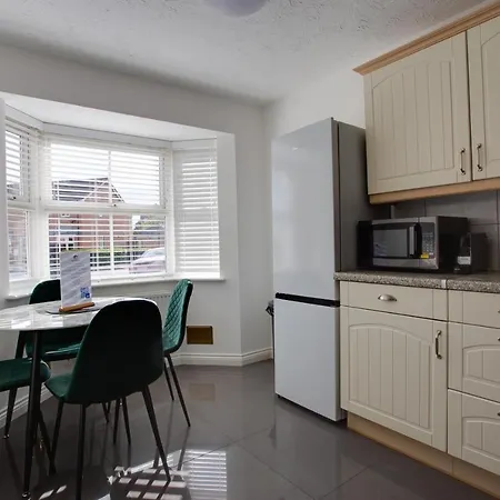 St Austell - Spacious Home, High Speed Wi-fi, Free Parking, Garden Apartment *