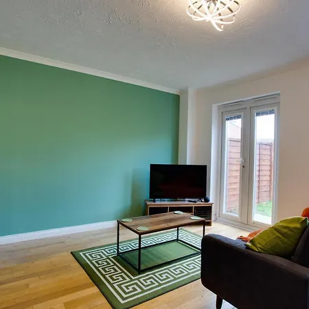 St Austell - Spacious Home, High Speed Wi-fi, Free Parking, Garden Swindon