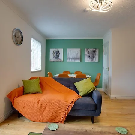 St Austell - Spacious Home, High Speed Wi-fi, Free Parking, Garden *