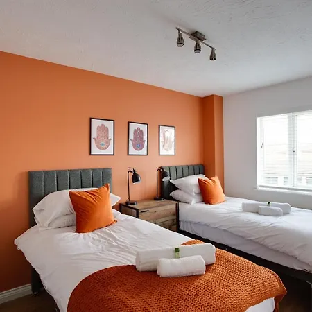 St Austell - Spacious Home, High Speed Wi-fi, Free Parking, Garden Apartment Swindon