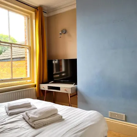Bath Road Apartment *