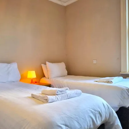 Bath Road Apartment *