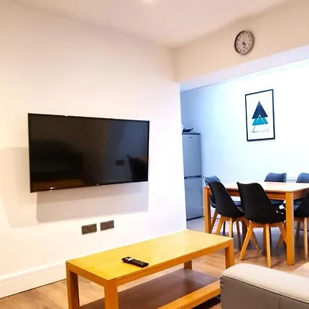 Spacious 6 Bedroom House, 4 Bathrooms, Central, 2 Parking Spaces